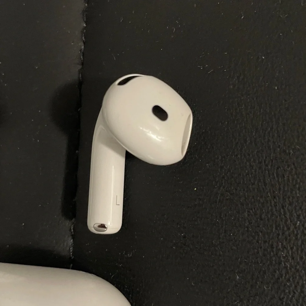 Apple White Wireless Earbuds with Charging Case